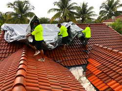 Residential roof tarp photo 02 - RestoPro770